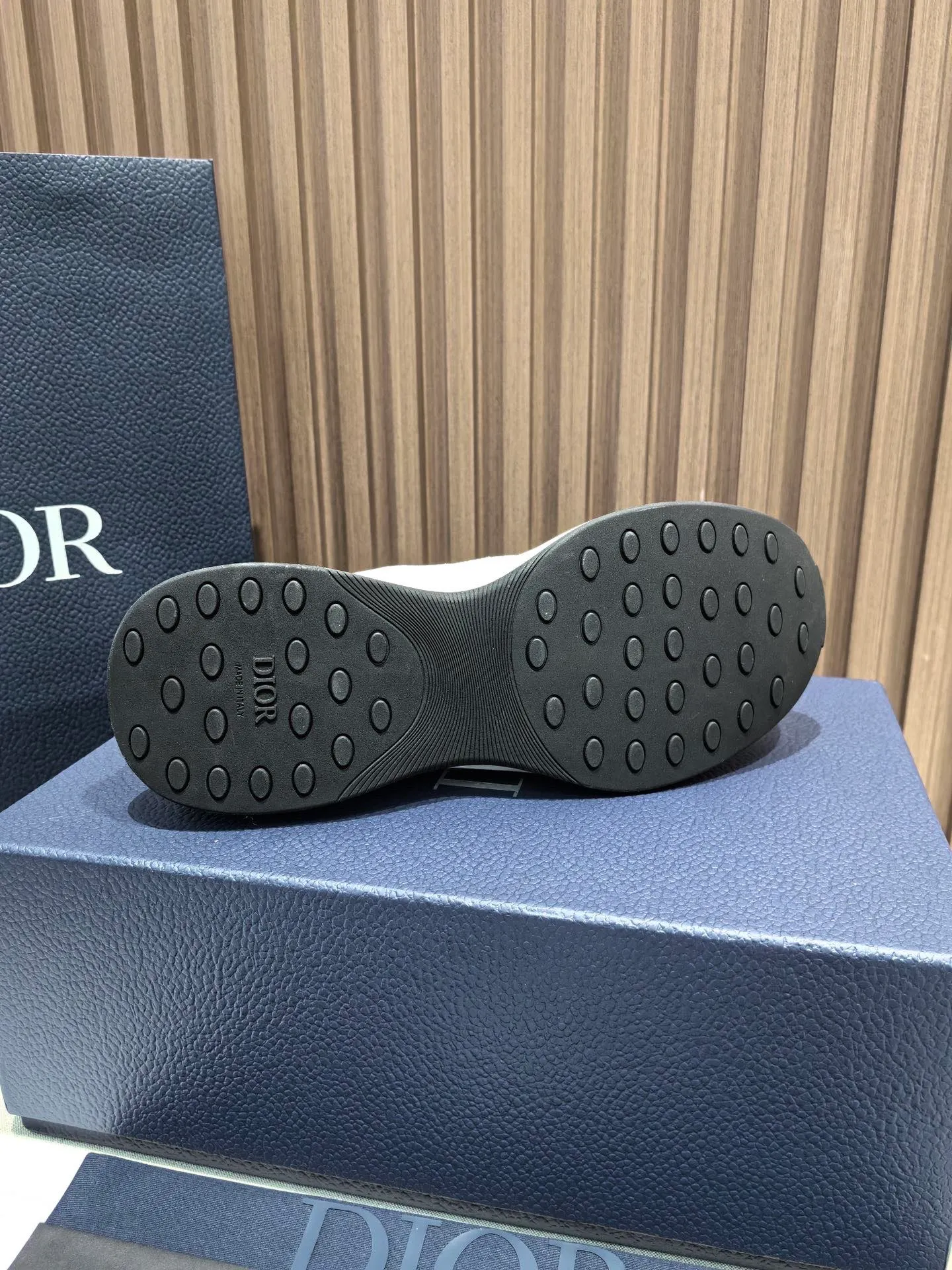 Factory price: 440💰 🔍Top purchasing agent🇮🇹 Dior's super-popular sports shoes, popular for street men, are synchronized with the new product counters. The uppers are made of Italian original imported cowhide and matched with D's customized fabrics. It is a must-have for fashionistas. The complex craftsmanship is perfectly reproduced. Imported soft cowhide foot pads, soles: original soles specially provided by the original factory, exclusive movable molded soles are super comfortable, original factory follow-up goods, 🔍🔍high quality, you can enter and exit the counter at will, welcome to compare, code number 38-45 (46 can be customized and cannot be returned or exchanged)